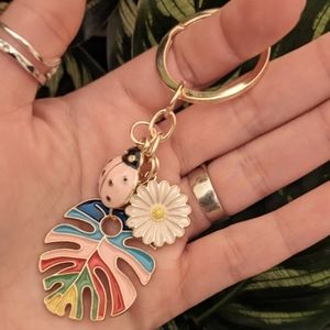 Good vibes Monstera leaf plant 💚 bug and flower keychain